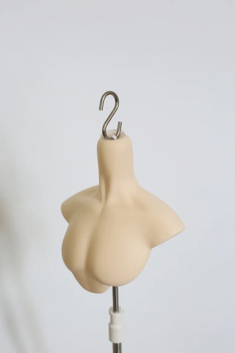 「Vindictive Kitten」Bust Stand #004 (1/3, SD, SD17, ID75) - Image 3